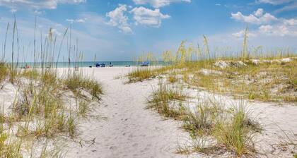 Clearwater Beach Hideaway: Walkable Location!