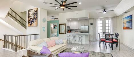 Apartment (4 Bedrooms) | Living area | TV, books