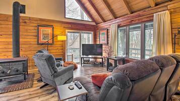 House (3 Bedrooms) | Living area | TV, books