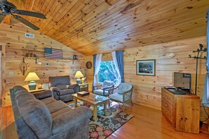 Interior - Cabin by Bold Creek: Book Now for Polar Express! (Bryson City)