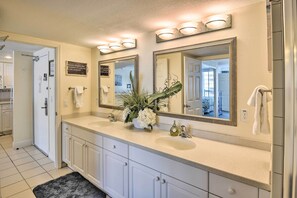 Apartment (1 Bedroom) | Interior - Vacation Vibe Condo: Eleventh-floor Ocean Views (Daytona Beach)