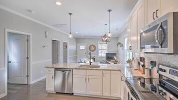 House (2 Bedrooms) | Private kitchen | Microwave, oven, stovetop, dishwasher