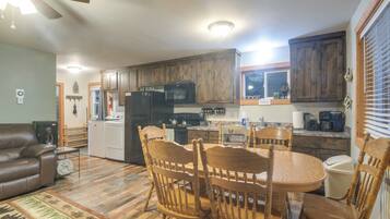 House (3 Bedrooms) | Interior
