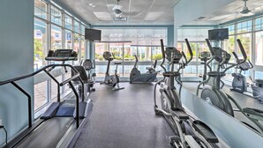 Ein Fitnessstudio mit Laufbändern, Ergometer und Crosstrainern.