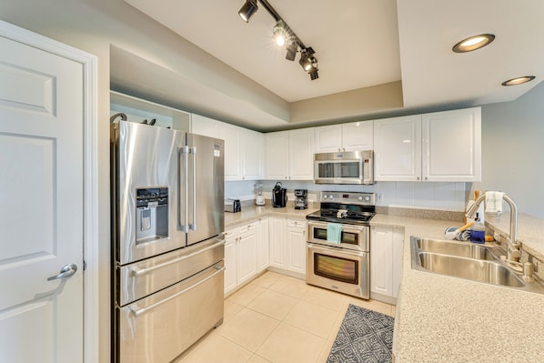 Apartment (3 Bedrooms) | Interior - New Smyrna Beach Condo w/ Balcony & Pool Access (New Smyrna Beach)