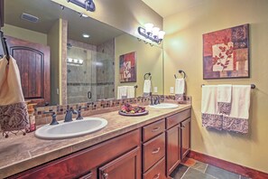 Apartment (4 Bedrooms) | Badezimmer