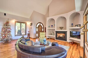 Televisión, chimenea, tenis de mesa y libros 