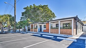 A modern building with a parking lot, featuring a clear sky and trees. - Pet-friendly Madeira Beach Studio Near Coast! (Madeira Beach)