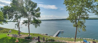 ที่พักที่สงบสุขใน Clinton พร้อมวิวหน้าริมทะเลสาบ!