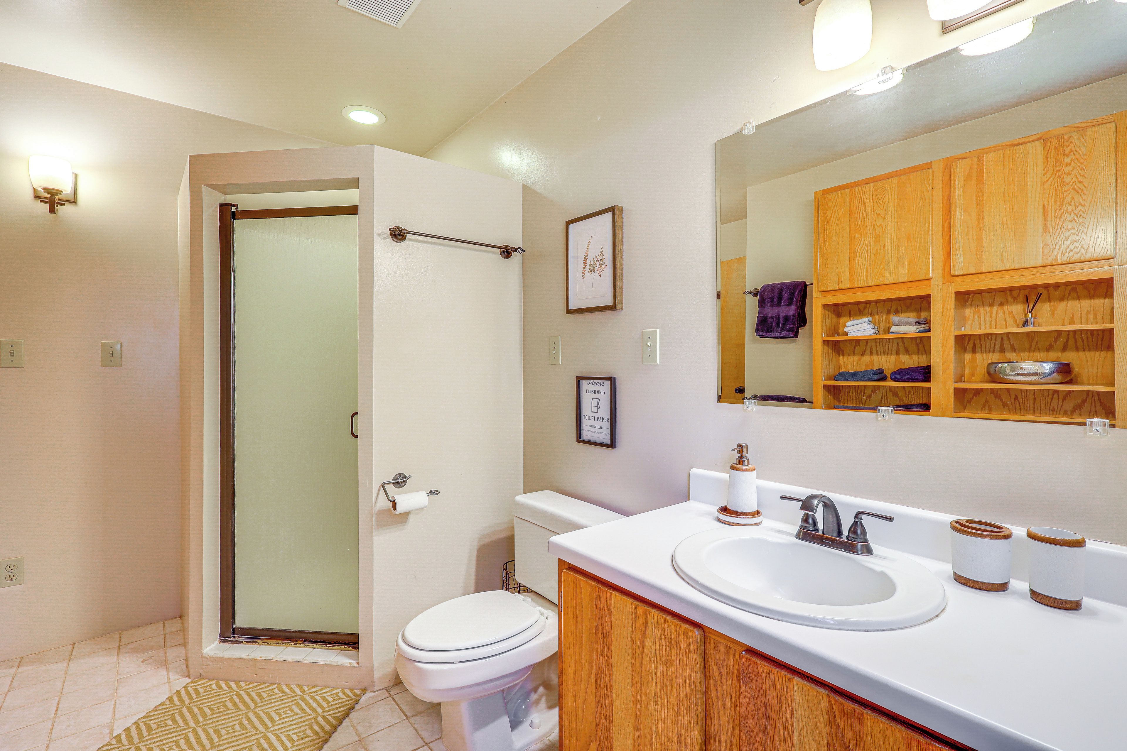 Ein modernes Badezimmer mit Dusche, Toilette und Waschtisch.