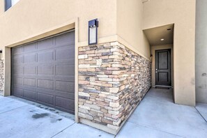 Apartment (4 Bedrooms) | Interior - Luxury Downtown Moab Townhome w/ Pool Access! (Moab)