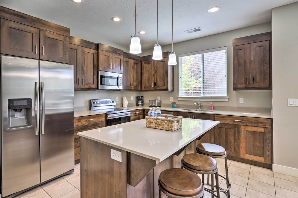 Luxury Downtown Moab Townhome w/ Pool Access! - Spring Canyon, UT