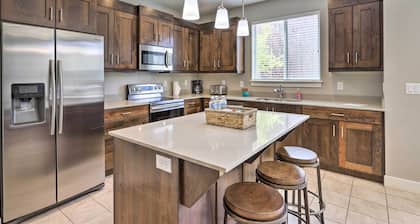 Luxury Downtown Moab Townhome w/ Pool Access!