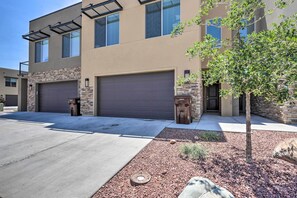 Interior - Luxury Downtown Moab Townhome w/ Pool Access! (Moab)