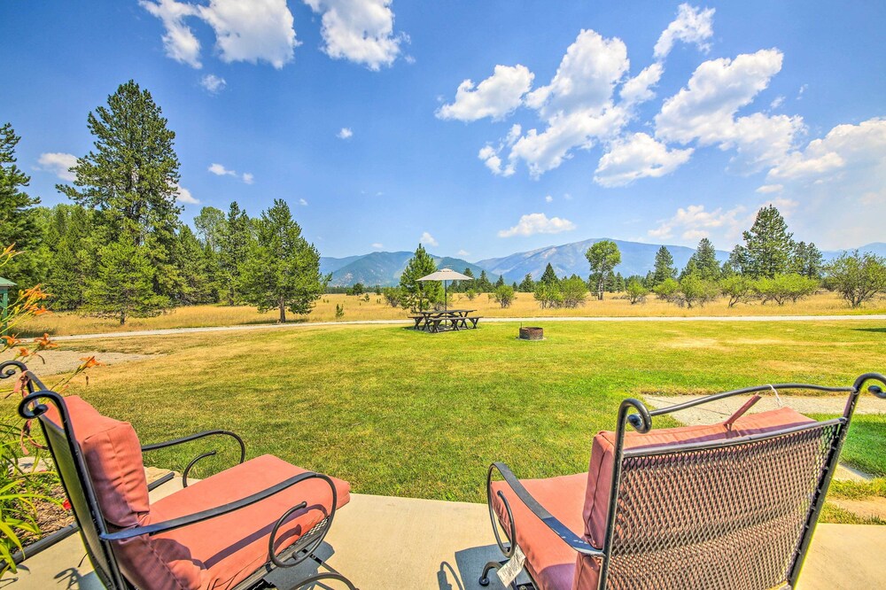 Sun-soaked Trout Creek Escape < 2 Mi to River