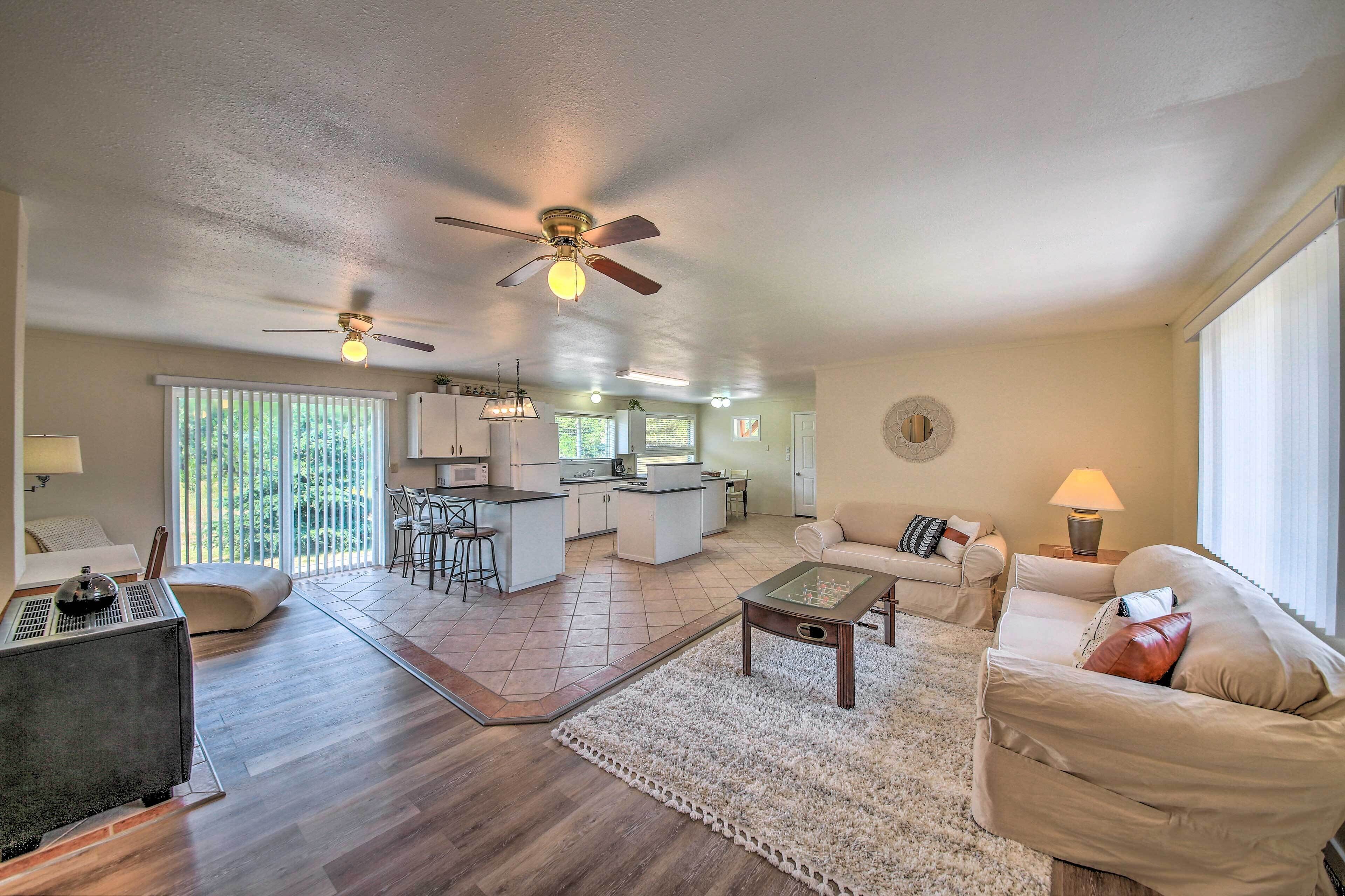 Sun-soaked Trout Creek Escape < 2 Mi to River