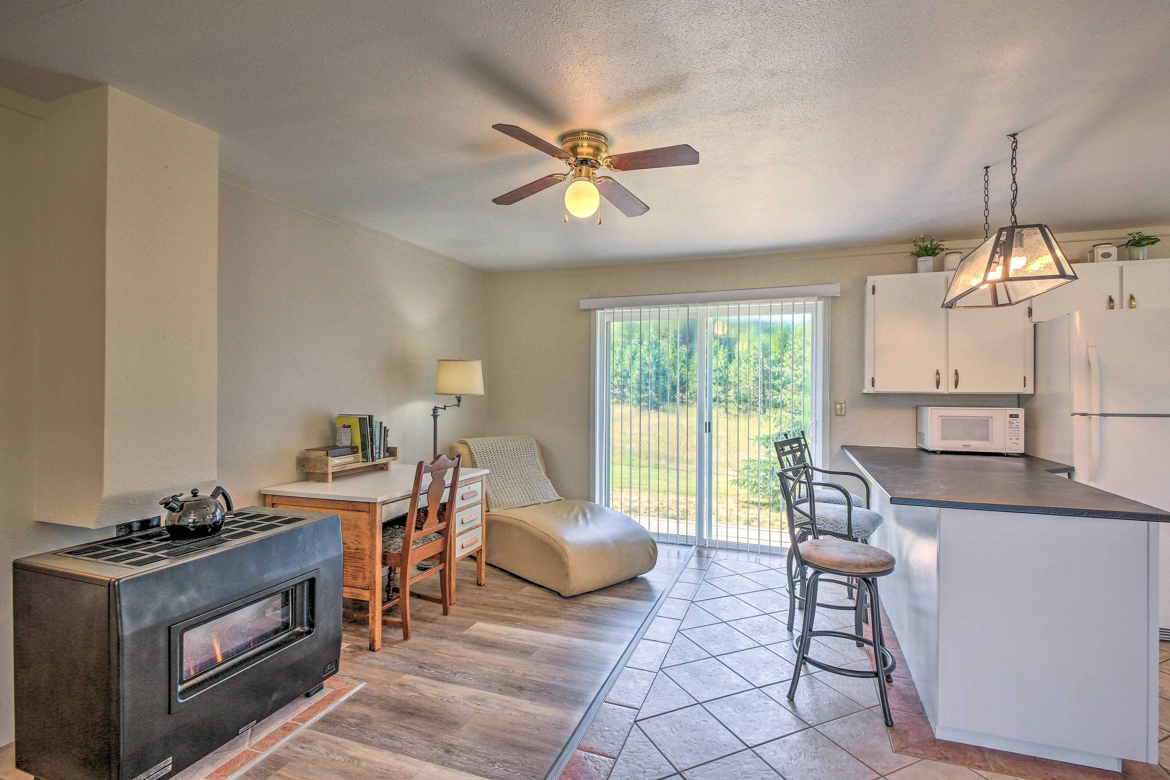 Sun-soaked Trout Creek Escape < 2 Mi to River