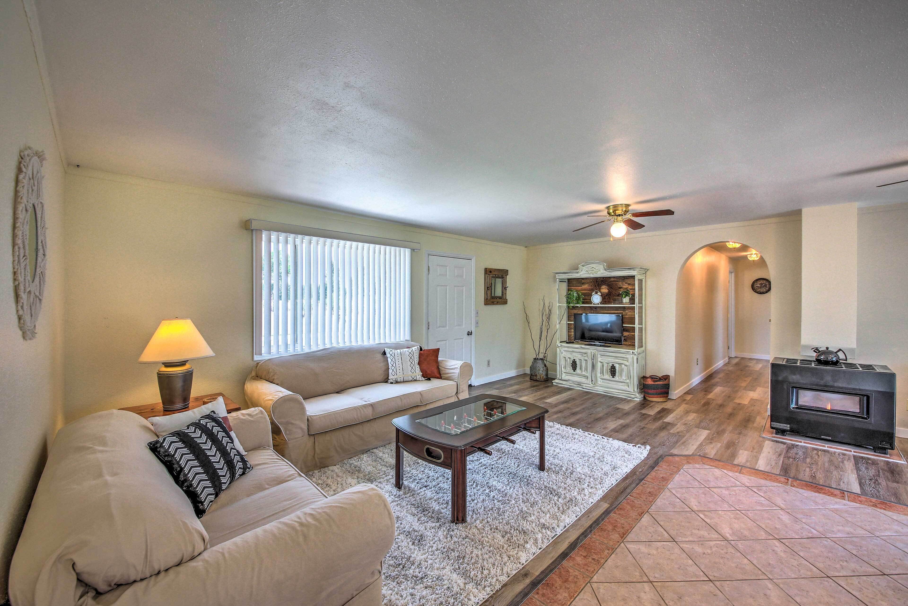 Sun-soaked Trout Creek Escape < 2 Mi to River