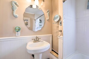 House (3 Bedrooms) | Interior - Inviting Home w/ Inground Pool: 3 Mi to Beach (Brick)