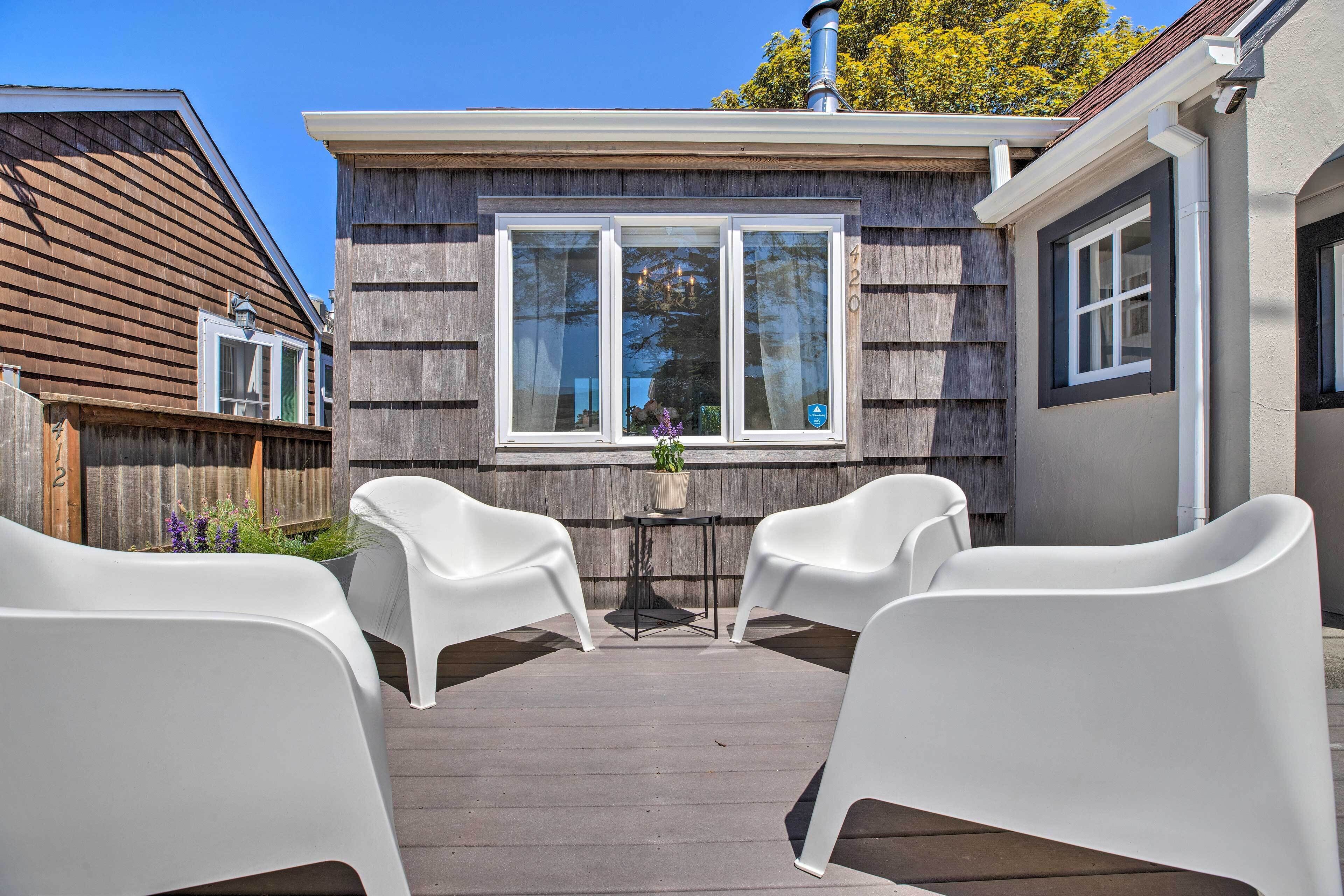 Quaint 'sur La Mer' Cottage w/ Deck, Fire Pit