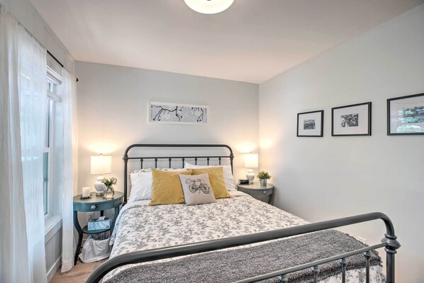 Interior - Quaint 'sur La Mer' Cottage w/ Deck, Fire Pit (Seaside)