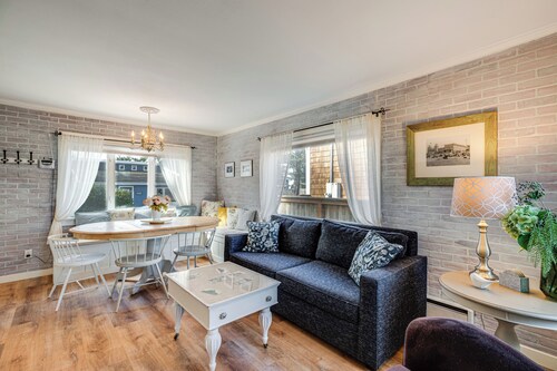 Quaint 'sur La Mer' Cottage w/ Deck, Fire Pit