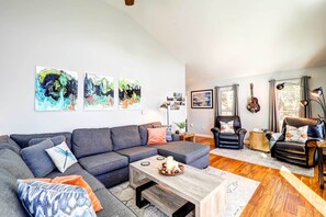 TV, books - Secluded Getaway ~ 3 Mi to Blue Ridge Parkway (Millers Creek)