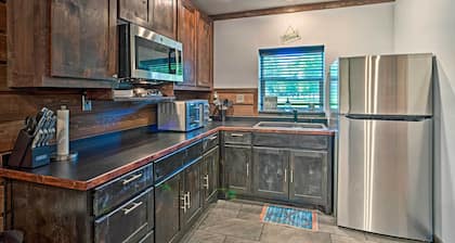 Charming Quitman Cabin < 2 Miles to Lake Fork