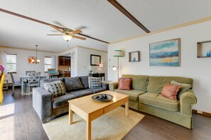 Tv, eldstad och böcker