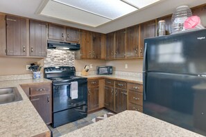 Hus (3 Bedrooms) | Eget kök | Mikrovågsugn, ugn, spishäll och diskmaskin