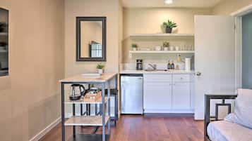 Apartamento (1 Bedroom) | Cozinha privada | Micro-ondas, cafeteira/chaleira, talheres/pratos/utensílios de cozinha