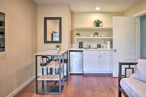 Apartment (1 Bedroom) | Private kitchen | Microwave, coffee/tea maker, cookware/dishes/utensils, paper towels - Los Angeles Suite ~ 7 Mi to Venice Beach! (Los Angeles)