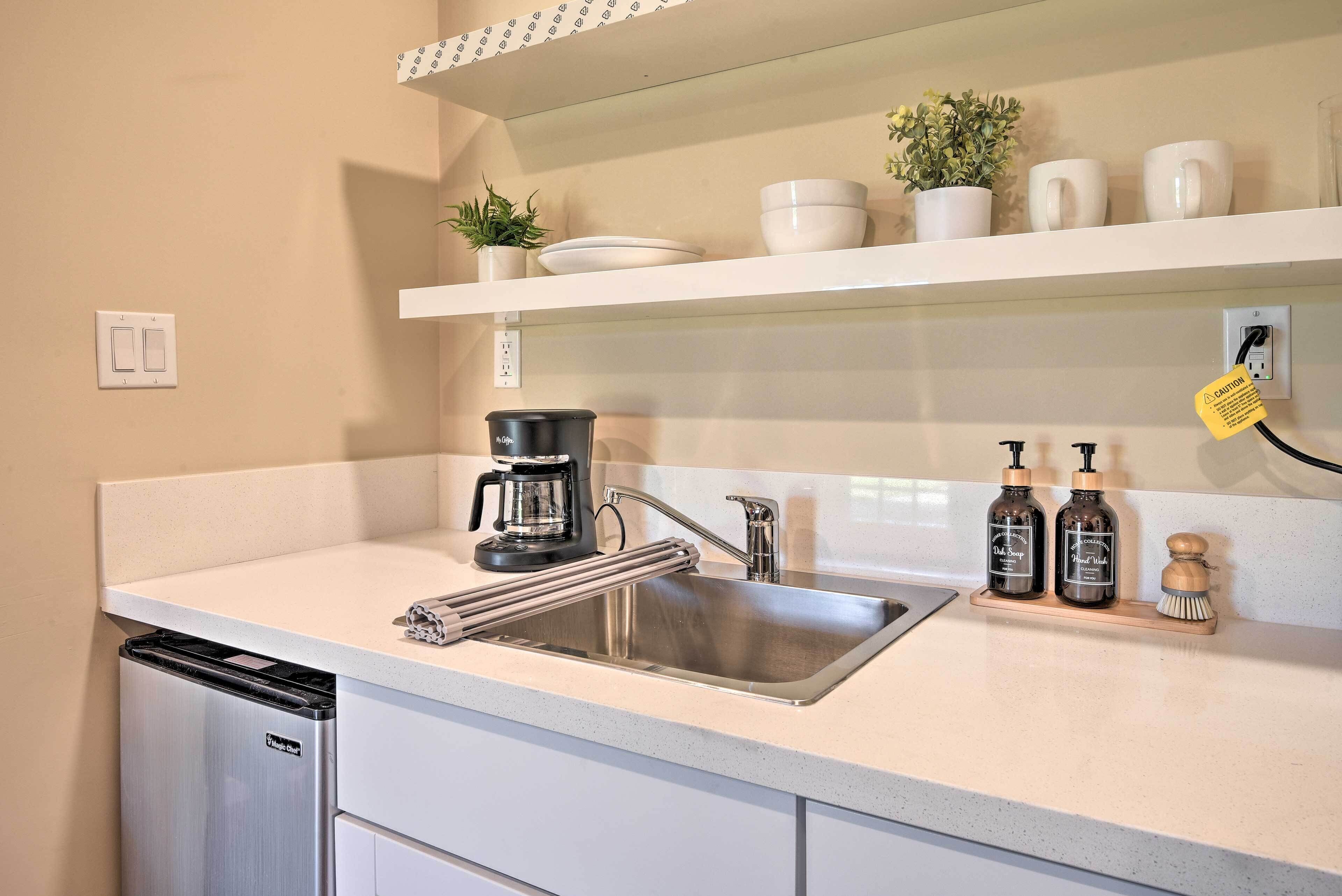 Apartment (1 Bedroom) | Private kitchen | Microwave, coffee/tea maker, cookware/dishes/utensils, paper towels