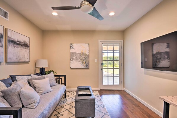 Apartment (1 Bedroom) | Living area | TV