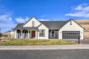 House (4 Bedrooms) | Interior - Alluring Home w/ Fire Pit < 1/2 Mi to Oit! (Klamath Falls)