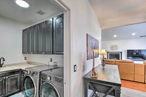 Interior - Alluring Home w/ Fire Pit < 1/2 Mi to Oit! (Klamath Falls)