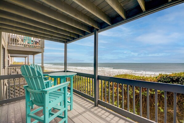 Property grounds - Experience beachfront luxury in this 3-bedroom townhome in North Topsail Beach. (North Topsail Beach)