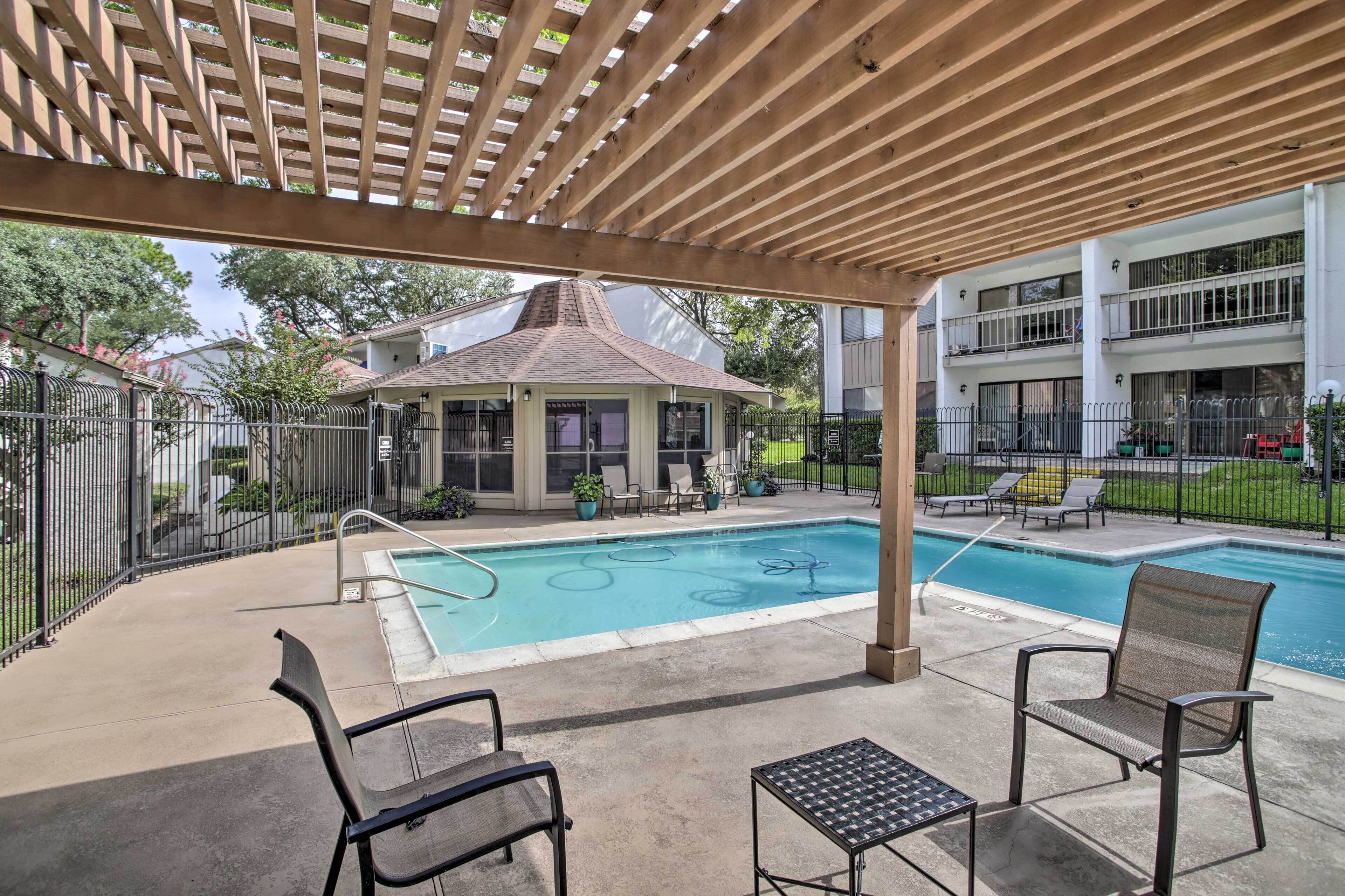 Montgomery Condo - Walk to Lake Conroe!