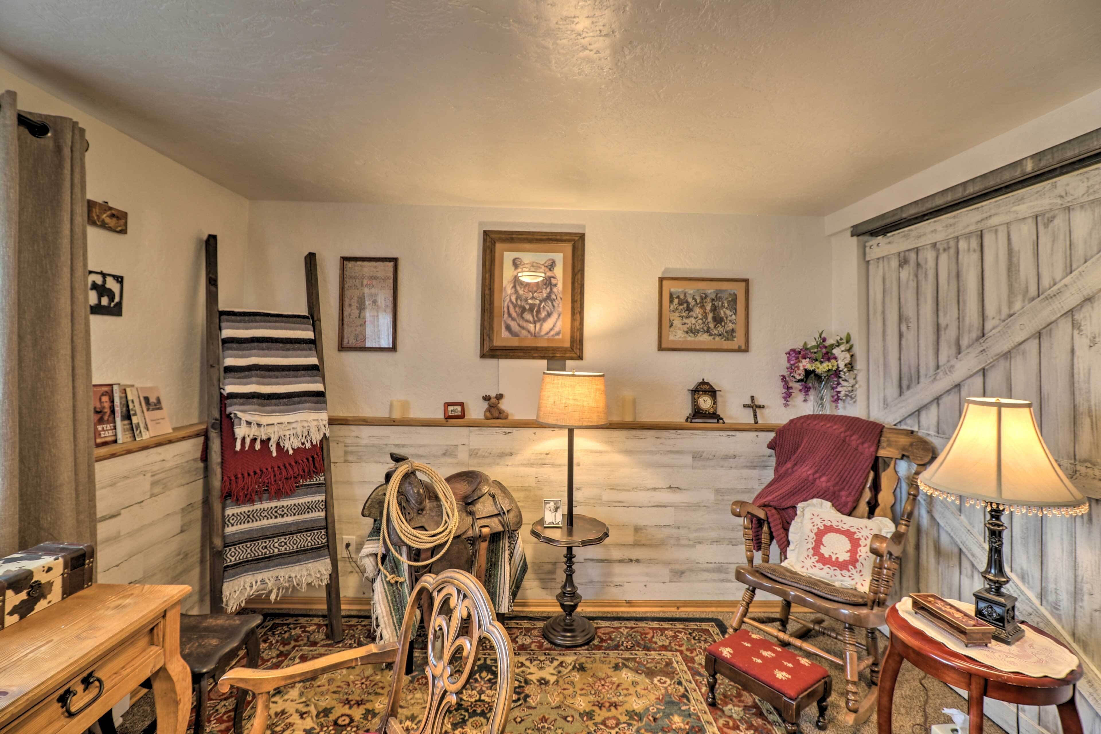 Une pièce chaleureuse avec une chaise en bois, un fauteuil à bascule, une petite table et une lampe.