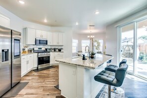 Casa (4 Bedrooms) | Cozinha privada | Micro-ondas, fogão, cooktop, lava-louças