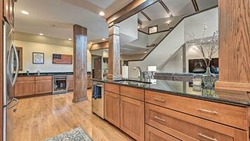 House (5 Bedrooms) | Interior