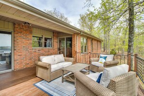 Interior - Lake-view Retreat w/ Fire Pit in Mountain Home! (Mountain Home)