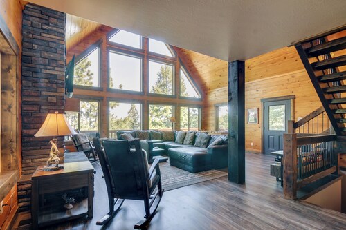 'longview Lodge' w/ Furnished Deck & Fire Pit!