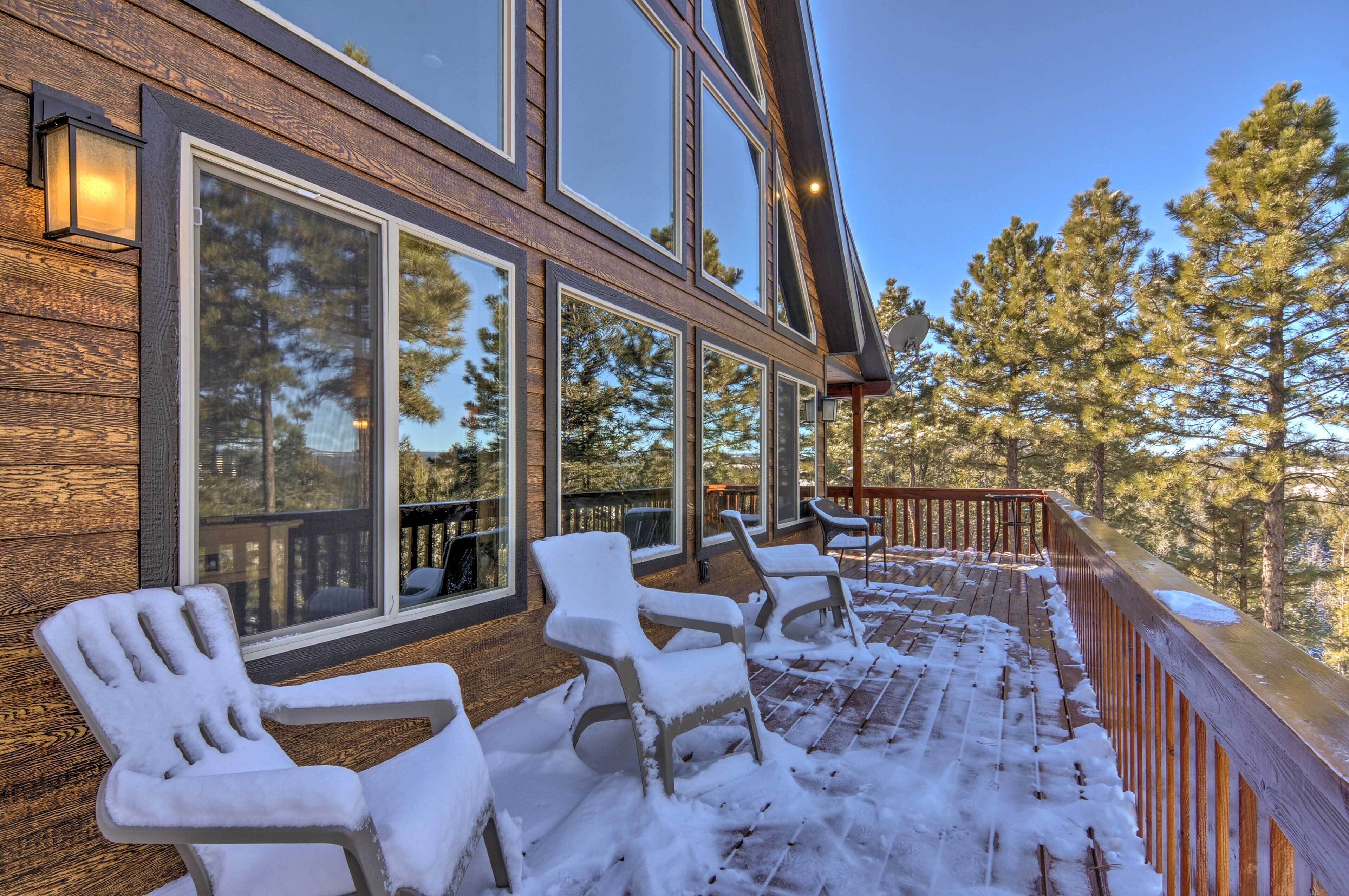 'longview Lodge' w/ Furnished Deck & Fire Pit!