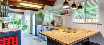 Coastal Cabin w/ Puget Sound & Rainier Views!