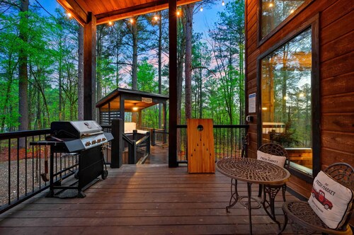 Luxury Cabin in the Woods w/ Hot Tub & Yard Games!