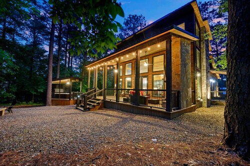 Luxury Cabin in the Woods w/ Hot Tub & Yard Games!
