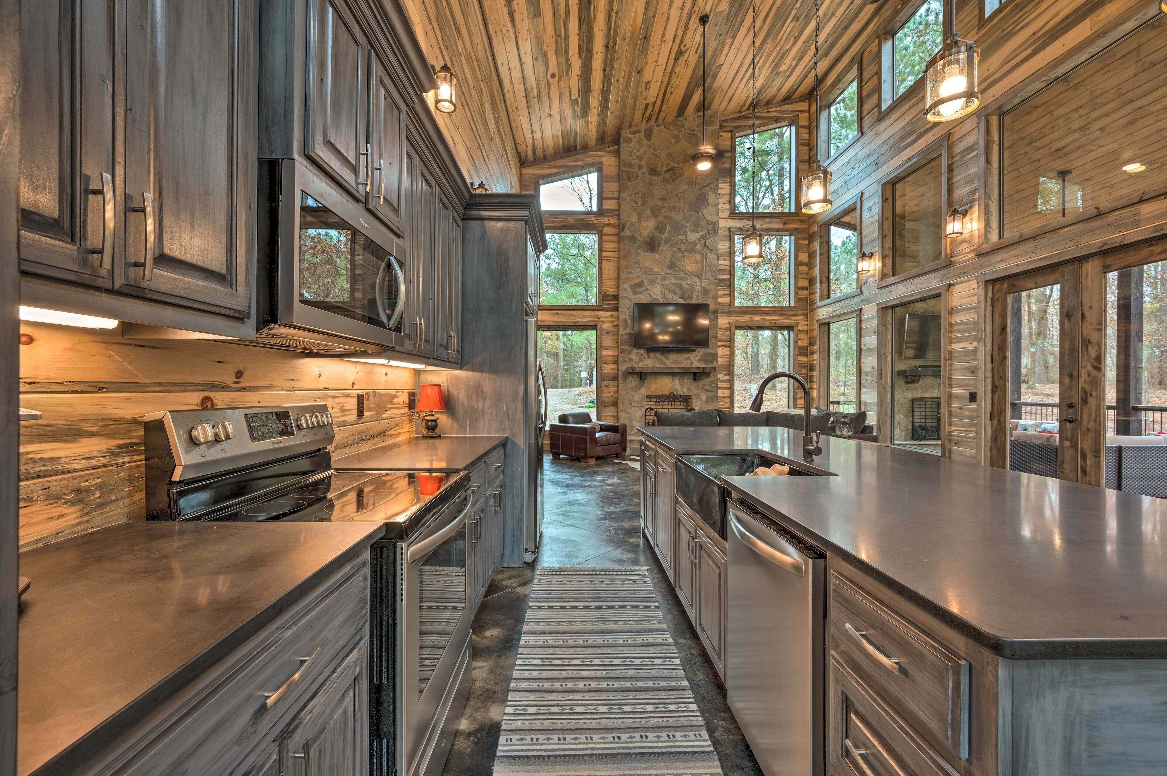 Luxury Cabin in the Woods w/ Hot Tub & Yard Games!