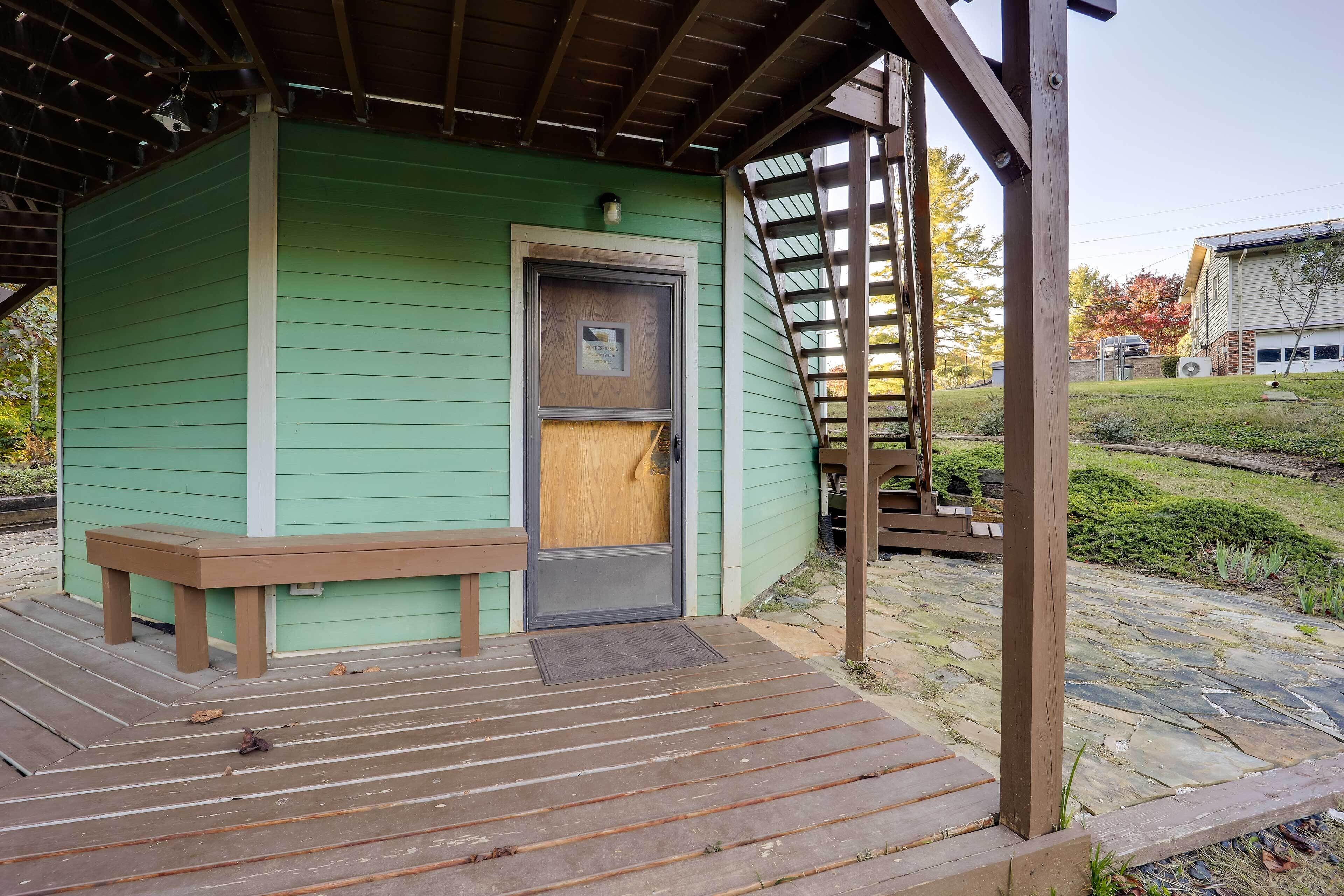 Un bâtiment écologique avec un banc en bois et une porte.