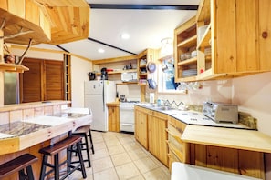 Interior - Unique West Jefferson Home w/ Fire Pit & Grill! (West Jefferson)